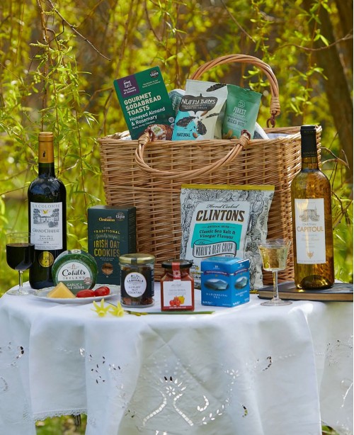 Gourmet Picnic Retreat Gift Hamper Baske...